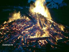 Johannisfeuer am ausglühen